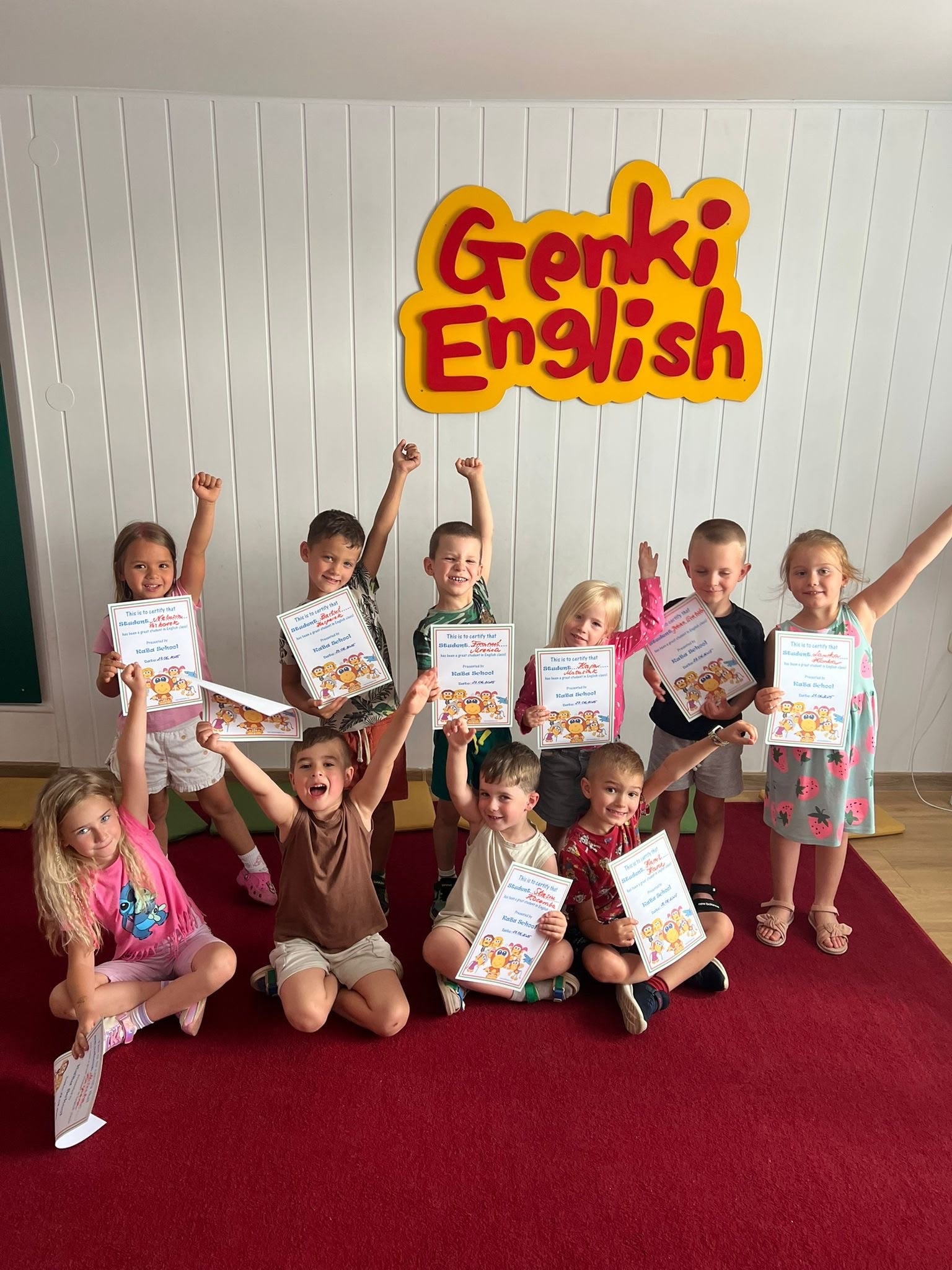 Dzieci z dyplomami po kursie Genki English w KaBie
