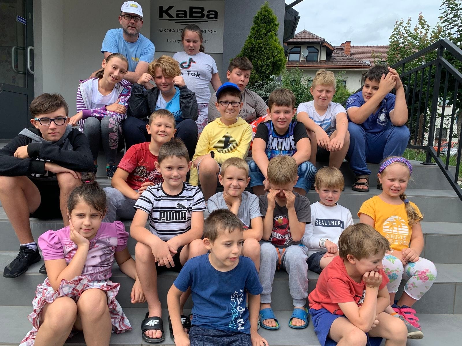 Grupa dzieci na schodach przed szkołą KaBa w Kętach