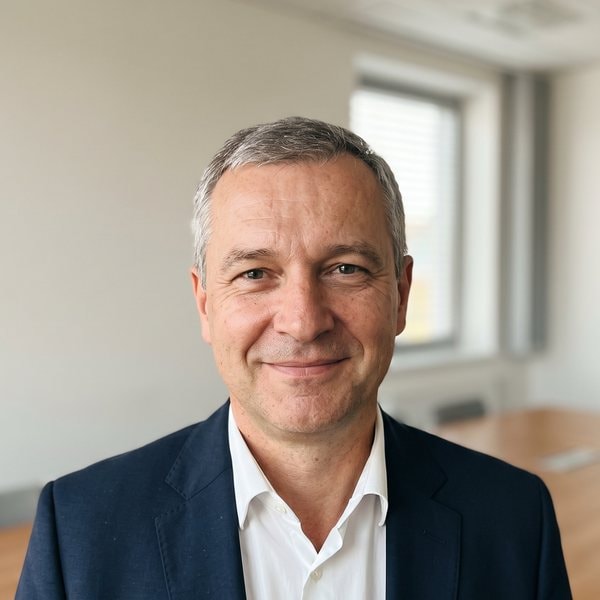 Uśmiechnięty mężczyzna w sali konferencyjnej