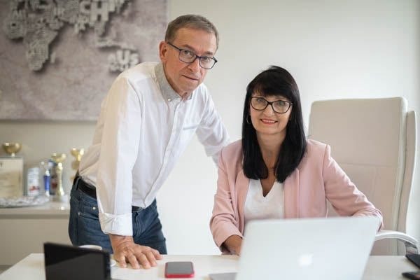 Wanda i Wiesław Kania, właściciele szkoły KaBa, w biurze