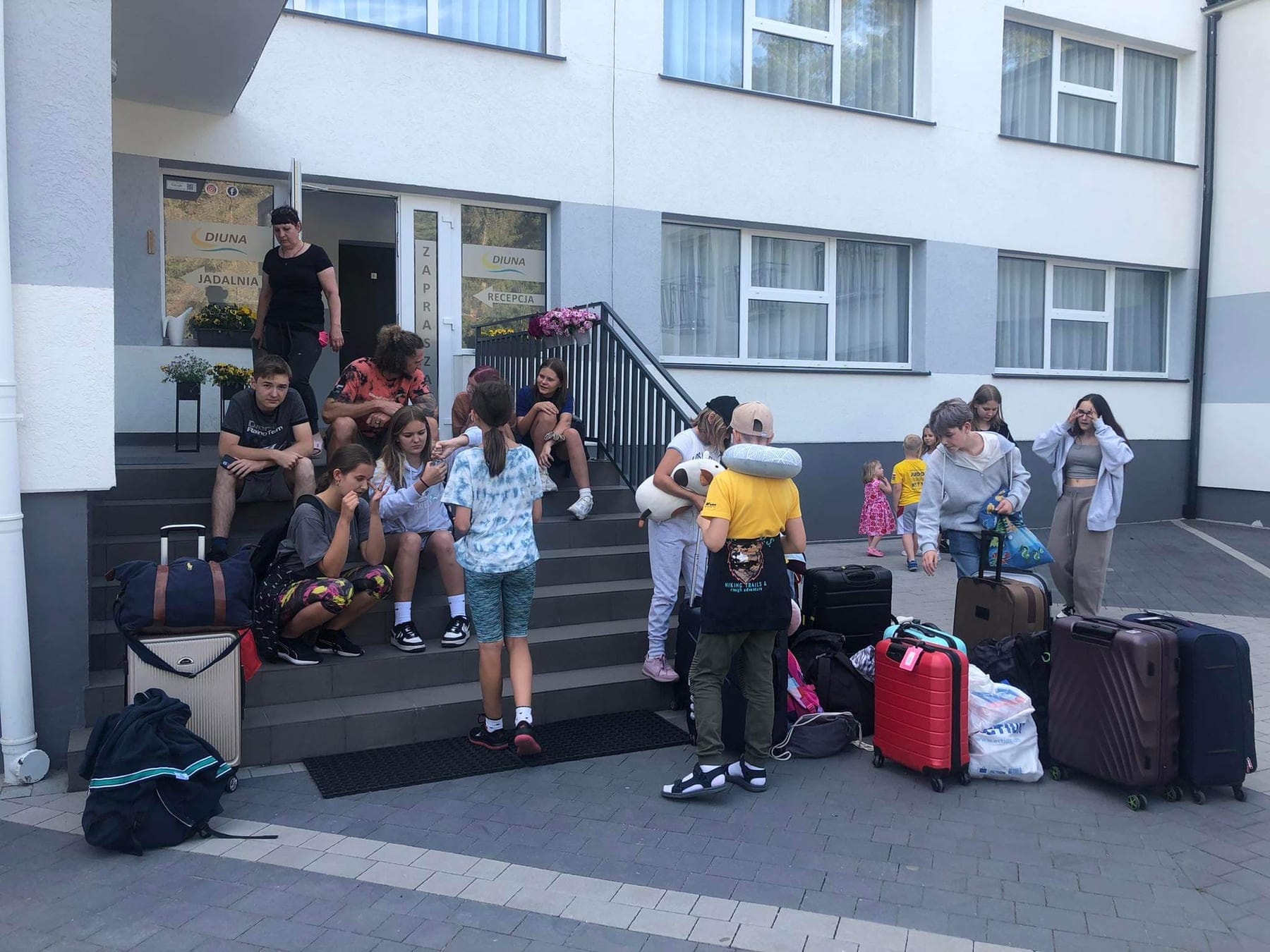 Uczestnicy obozu z bagażami przed wyjazdem